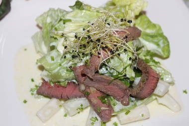 Rindefiletstreifen mit Meerrettichspargel auf Zitronen-Blattsalat
