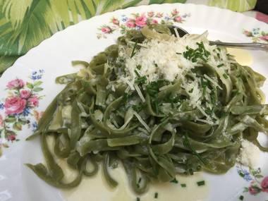 Grüne Bandnudeln mit Butter-Parmesan-Soße