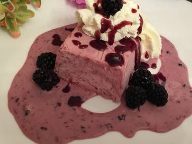 Brombeer-Eis-Parfait mit Brombeersoße