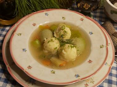 Gemüsesuppe mit Kartoffelbrie-Mascarponebällchen