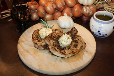 Kräuterbutter mit gerösteten Zwiebeln