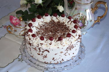 Schwarzwaelder Kirschtorte mit Sauerkirschen