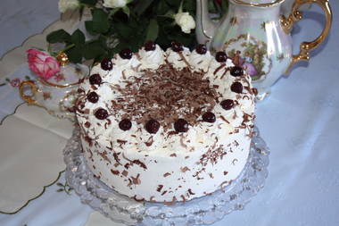 Schwarzwaelder Kirschtorte mit Sueßkirschen