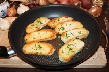 Gebratenes Weißbrot mit Olivenöl