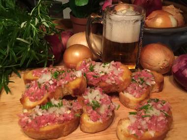 Gebratenes Weißbrot mit Zwiebelmett