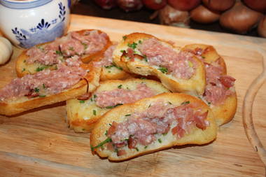 Gebratenes Olivenbrot mit Schwarzwälder Zwiebelmett