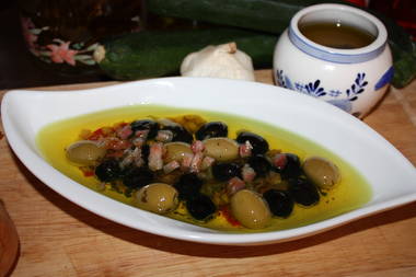 Eingelegte Oliven mit Zwiebeln und Speck
