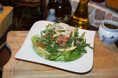 L&ouml;wenzahnsalat mit Schwarzw&auml;lder Speck und Apfelstreifen