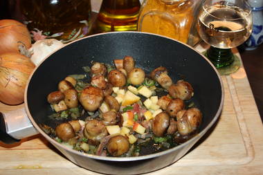 Gebratene Champignonköpfe mit frischen Kräutern,Schwarzwälder Speck und Äpfel