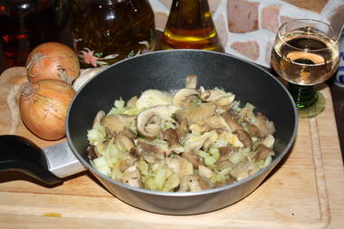 Gebratene Austernpilze mit Zwiebeln und Butter