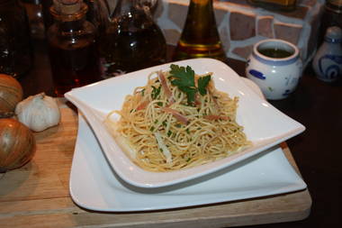 Schwarzwälder Spaghetti mit Käsestreifen