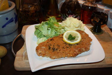 Schweineschnitzel  Villingen paniert mit Parmesan und Schwarzwälder Schinkenspeck