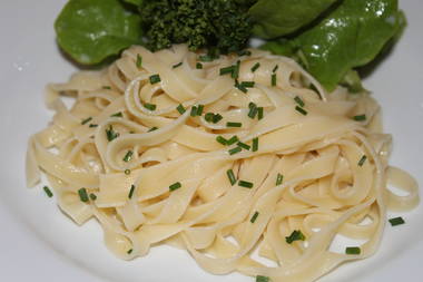 Butterbandnudeln mit frischen Kräutern