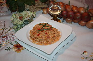 Spaghetti mit Tomaten und Thunfisch