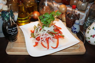 Wurstsalat mit frischen Paprika