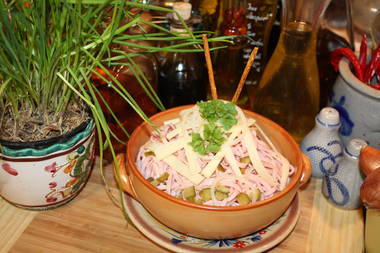 Wurstsalat mit Käse