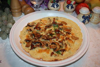Pfannkuchen mit frischen Waldpilzen