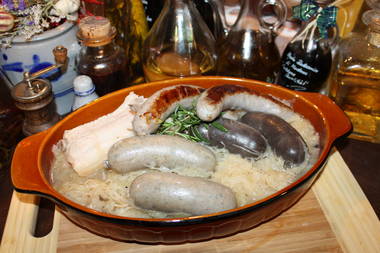 Schlachtplatte mit Bauchspeck und Bauernbratwurst