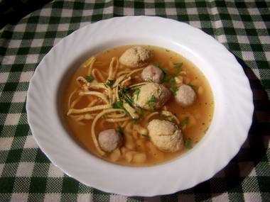 Schwäbische Hochzeitssuppe mit Bratknödel