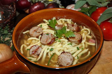 Spätzlesuppe mit Bauernbratwurst