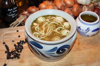 Spaghetti-Suppe mit Markklößchen