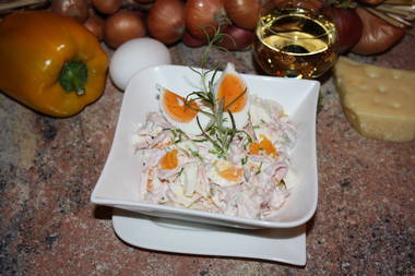 Fleischsalat mit frischen Landeiern