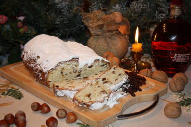 Nuss-Rosinen-Christstollen