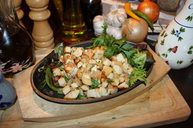 Ger&ouml;stete Wei&szlig;brotw&uuml;rfel mit Speck