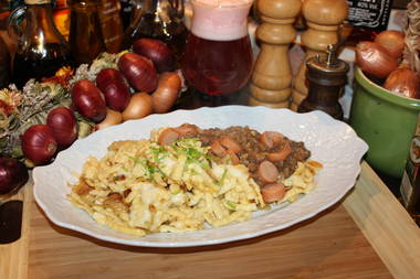 Linsengulasch mit hausgemachten Käs-Spätzle