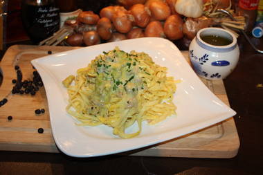 Fettuccine mit Filetgeschnetzeltem und Soße Hollandaise