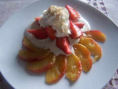 Gebratene Apfelscheiben mit Erdbeeren auf Mascarponecreme,Calvados und Sahne