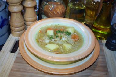 Kohlsuppe mit Kartoffelwürfel