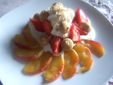 Gebratene Pfirsiche mit Mascarponecreme,Pfirsichlikör, Erdbeeren und Sahne