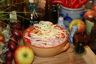 Wurstsalat mit Apfelstreifen