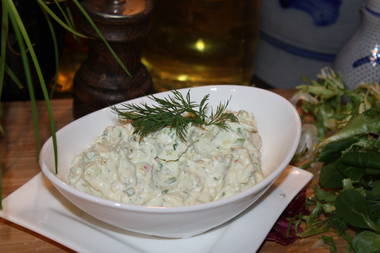 Frischkäsesoße mit  Charlotten und Dill