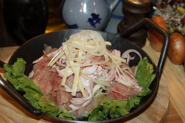 Ochsenmaulsalat mit Lyoner und Käse