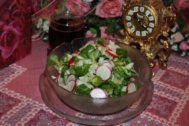 Feldsalat mit Radischen und Senfdressing