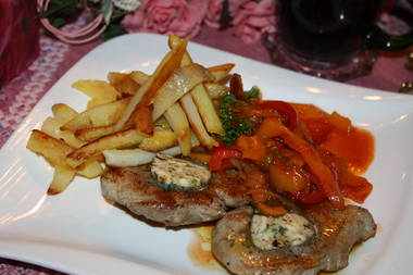 Schweinesteaks mit Kartoffelschnitzen und geschmortem Zuckerpaprika