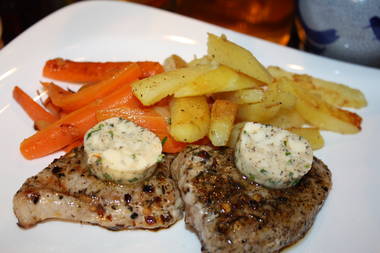 Schweinesteaks aus der Pfanne mit Zuckerkarottenstreifen