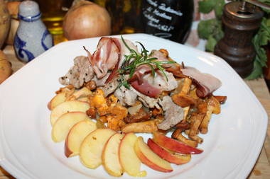 Schwarzwälder Filetgeschnetzeltes mit Schinkenspeck,Pfifferlingen und Apfelscheiben