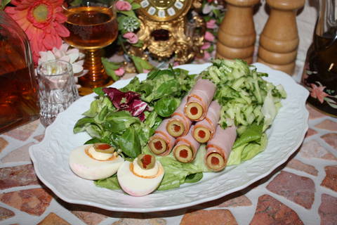 Schwarzwälder Kirschwasser-Schinkenrollen auf gemischtem Salat