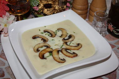 Spargel-Cremsuppe mit Steinchampignons