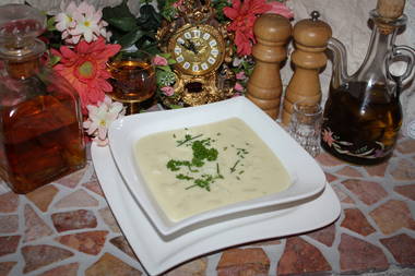 Spargel-Cremsuppe mit Spargelstücken