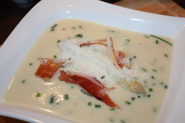 Meraner Spargel-Cremsuppe mit Süstiroler Speck