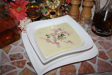 Spargel-Cremsuppe mit Schwarzwälder Kirschwasserschinken