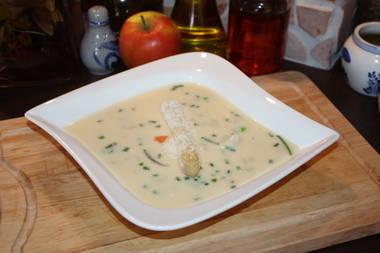 Spargel-Cremsuppe mit Zuckermöhren