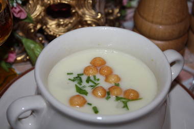 Spargel-Cremsuppe mit Backerbsen