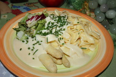 Spargel mit Schwäbischen Bandnudeln