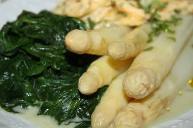 Spargel mit frischem Blattspinat